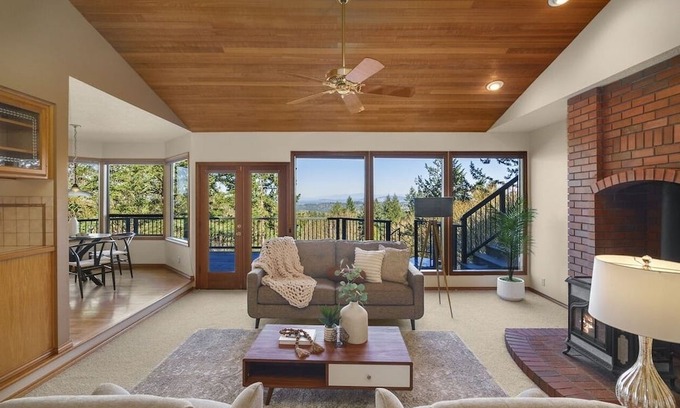 Mount Park Casa | Cozy 4-bedroom house in tranquil Lake Oswego with AC - great views of Mt. Hood.