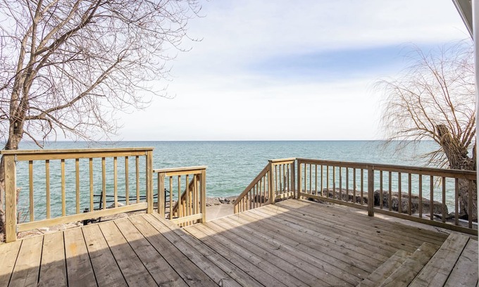 Stoney Creek Cabaña | Beautiful 3Br Waterfront Cottage Located Directly on Lake Ontario!