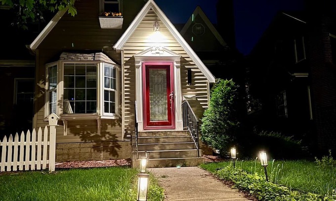 Fulton Casa | Charming 2-bed Suite with AC &WiFi ^^50th & France ONLY 1m to Lake Harriet!!