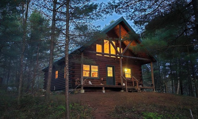 Lac du Flambeau Cabina | Delightful 2-bedroom cabin in Lac du Flambeau on 6 acres with private lake