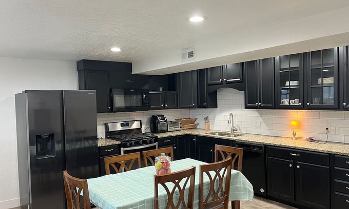 Herriman Casa | Charming 3-bedroom home with WiFi, AC, full kitchen, washer & dryer, in Riverton