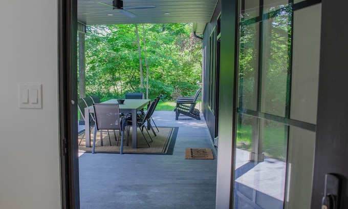 Marlboro Casa | The Noir House: modern new construction in the heart of Hudson Valley