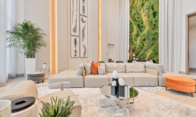 Doral Condominio | Modern 3BR Gem: Prime Doral Location