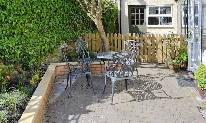 Warkworth Cabaña | Tucked within a peaceful courtyard of four yet only a few yards from the River Coquet in Warkworth.