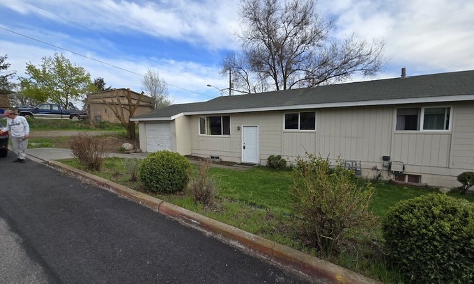 Spokane Valley Casa | Fully furnished 4bed 2bath Townhome in convenient location of Spokane Valley.