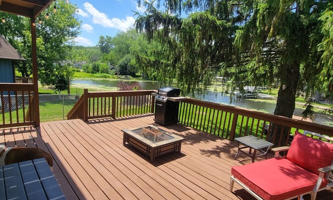 Ingleside Casa | modern rustic 4-bedroom lake house in peaceful Ingleside with WiFi, AC