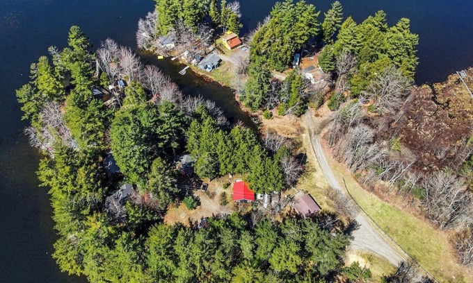 Oakland Cabina | Lakefront home w/Dock & Fire Pit + Pet Friendly