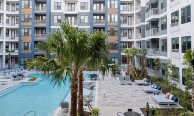 Southbank Apartamento | San Marco Luxe! 1BR w/ Pool & Private Patio - Steps to Shops & Stadium