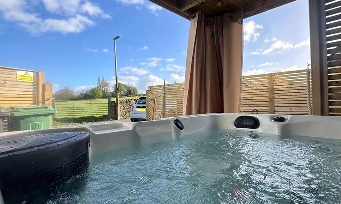 Mirfield Cabaña | Spa Garden Cottage - Hopton Hall
