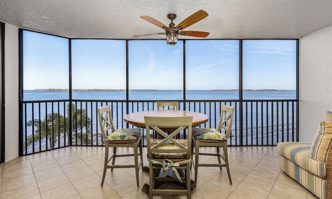 Punta Rassa Condominio | BayView 132: Beach front 1b/1b condo. Amazing Sunsets and Resort Amenities