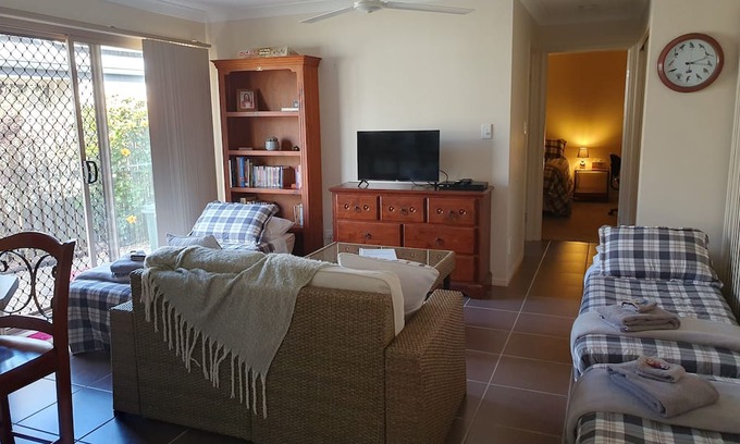 Narangba Apartamento | Narnie's Place with Breakfast - Relaxing Guesthouse; Bush, Creek, Walking Tracks