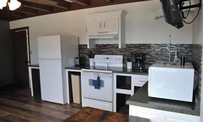 Albany Apartamento | Handicap Accessible 1 Bedroom Suite with a Balcony overlooking Lake Cumberland.