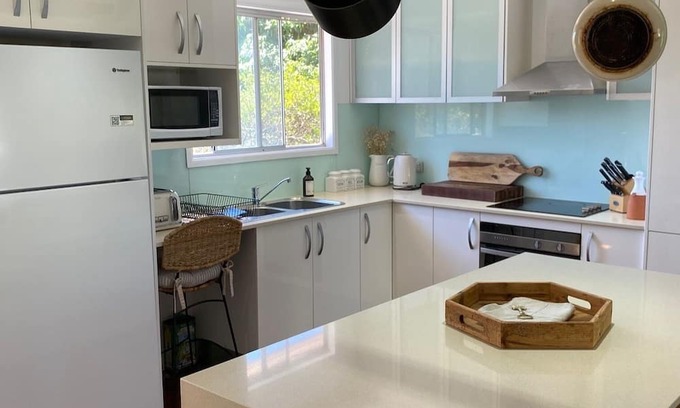 Redcliffe Casa | Chálǐ·hālǐ Abode - Pet friendly, 400m to beach