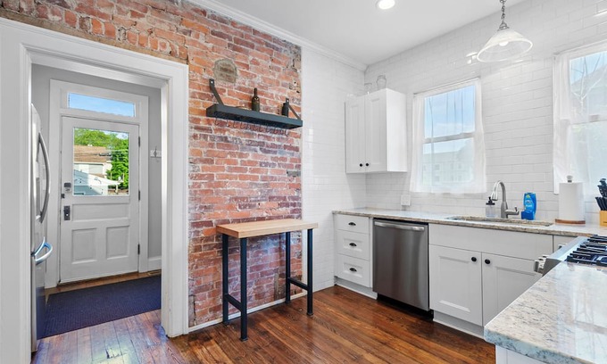 Franklin Park Casa | Urban Elegance Getaway – Historic 4 BDR in Trendy & Walkable Franklin Park!