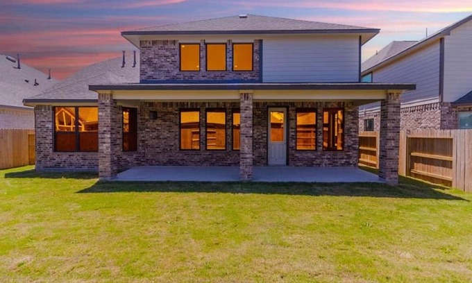 Manvel Casa | 4 Bedroom 2 Story in Del Bello Lakes 20 Minute Drive to Houston Medical Center