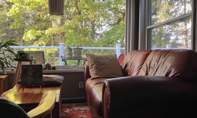 Western Casa | Quiet and Convenient Home Amongst the Trees
