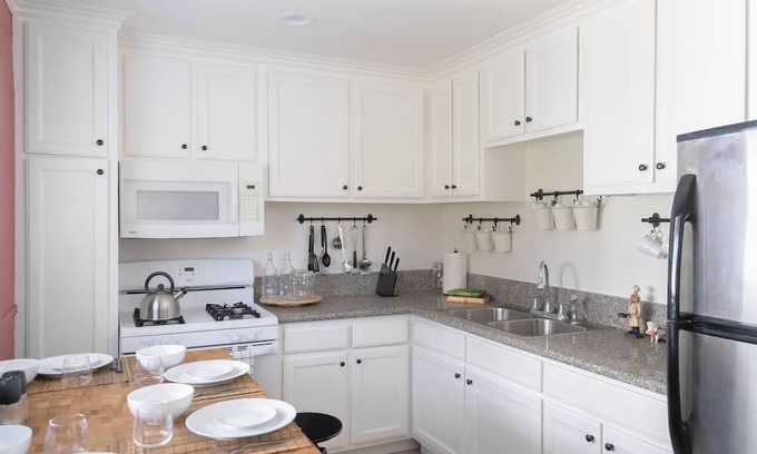 Valley Village Apartamento | Clean and Airy Apartment in Valley Village