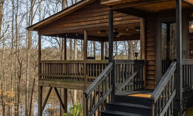 Burlington Casa | Secluded retreat in the countryside on a private lake, kayaks & walking trails.