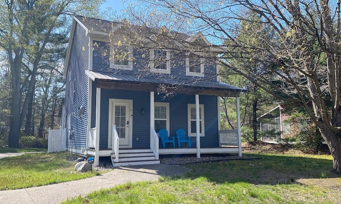 South Haven Casa | Charming house four blocks from Lake MI, with screened porch, yard games, & AC