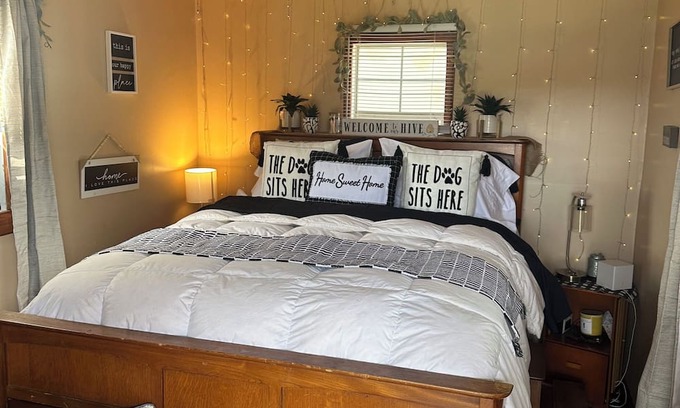 Travelers Rest Apartamento | Tiny slice of of heaven tiny retreat This rustic charm is located on a farm.