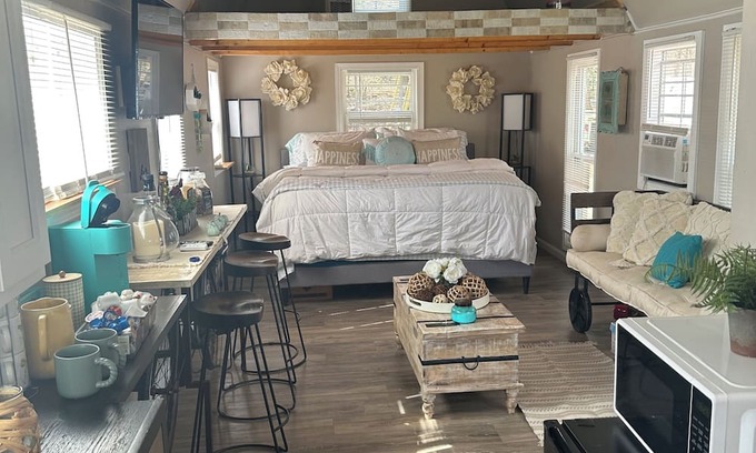 Travelers Rest Apartamento | Country Farm Bliss is a rustic tiny home located on Farm.