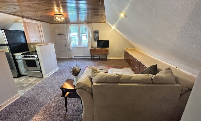 West Bend Casa | 2 Bedroom, 1 bath-Upper