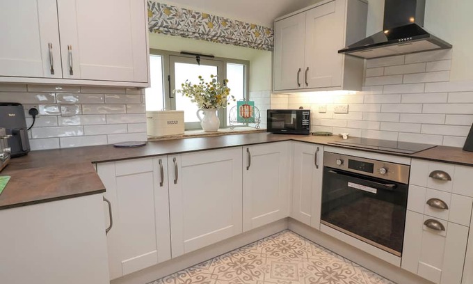 Farlow Cabaña | BURROWS END, pet friendly, with open fire in Cleobury Mortimer
