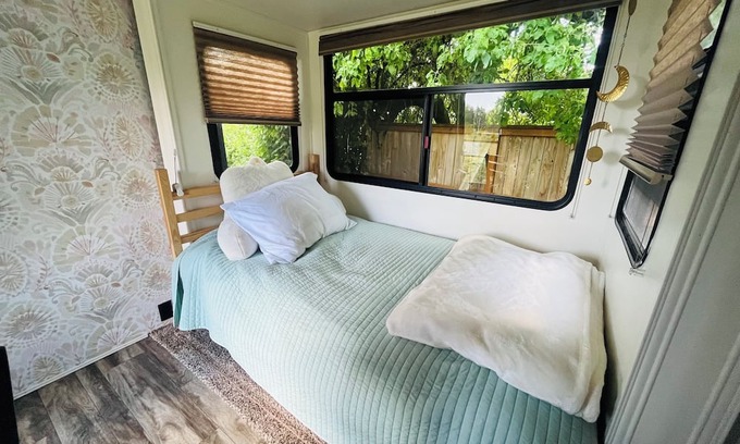 Springfield Casa | 13 mins U of O and Autzen! 16 acre getaway!