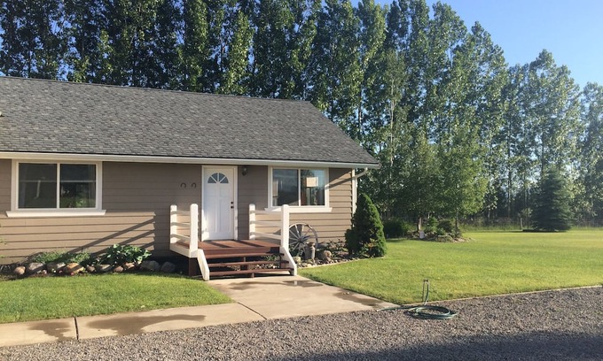 Kalispell Cabaña | Welcome to Creston Country Cottage, your gateway to an enchanting retreat!