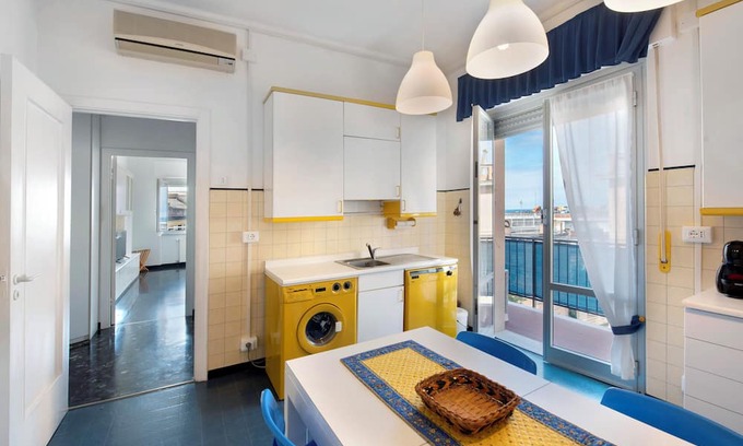 Pra' Apartamento | Apartment 'Palmaro' with Balcony and Air Conditioning