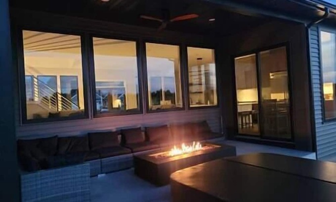 Fennville Casa | Modern Spacious House