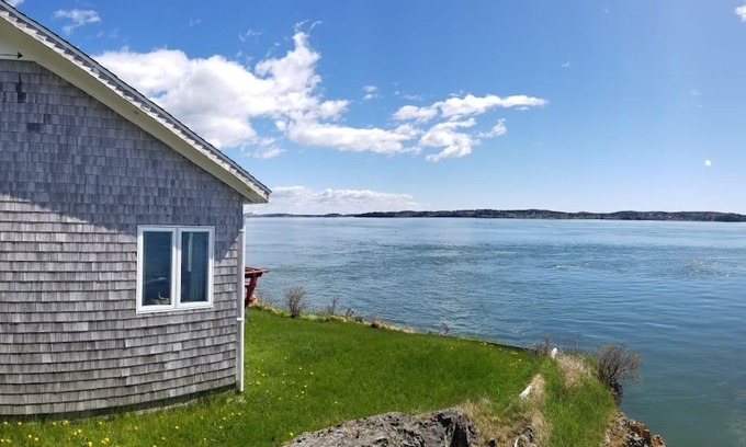 Eastport Cabaña | Cozy 2 bedroom cottage with deep water frontage