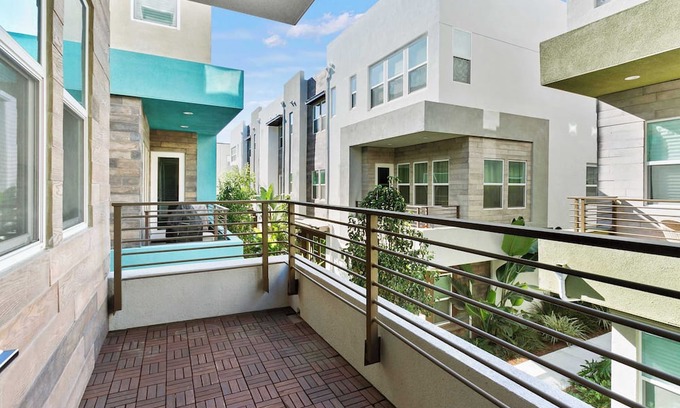 Platinum Triangle Casa | Modern 3B 2.5BA l Near Disney l Pet-Friendly
