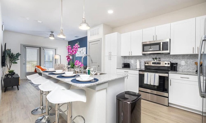 Lewisville Apartamento | Stylish 1BD: Pool, Fitness & Workspace Oasis