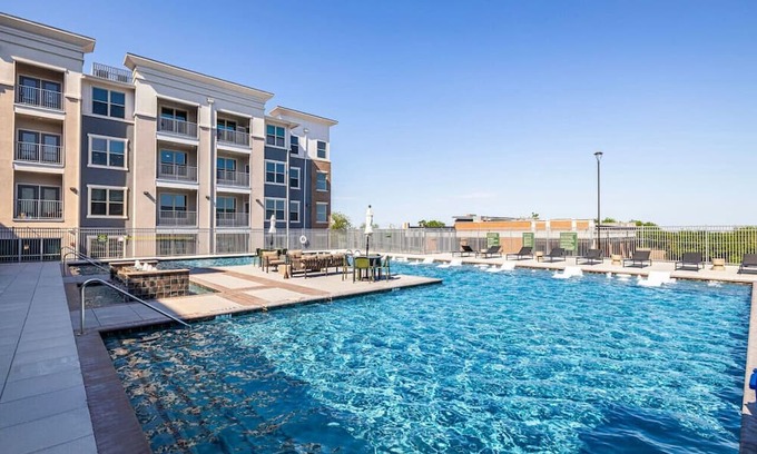 Lewisville Apartamento | Elegant Lakeside 1BD: Pool, Gym & Cozy Workspace