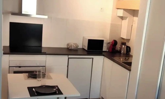 Saint-Renan Apartamento | Complete accommodation for 2 people, independent access, separate bedroom.