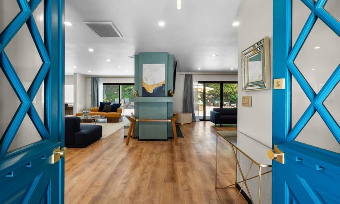 Ladera Heights Casa | Luxury 3+3 with Spacious Yard w/ Car + Chef option
