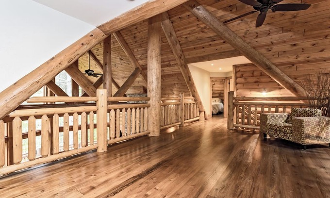 North Frontenac Cabina | Heron Lodge | Gorgeous theater, hot tub, & private waterfront near Calabogie