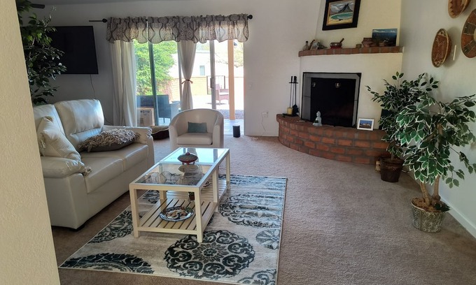Green Valley Country Club Estates Casa | Single garage townhome in Green Valley with Green Valley rec access. Pets ok