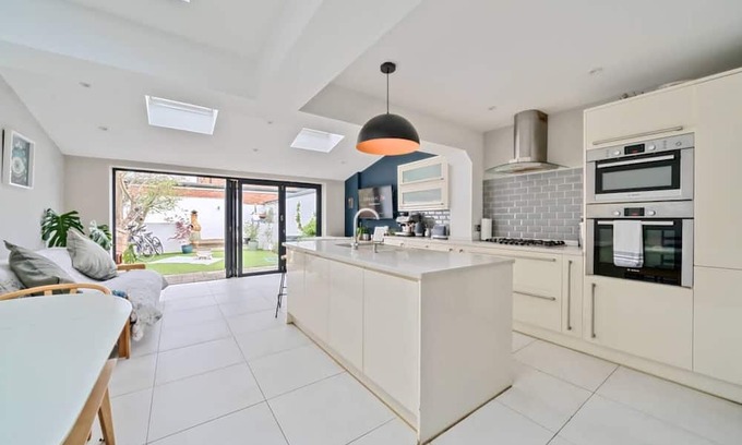Walton-on-Thames Casa | Pass the Keys | Stylish Family Home