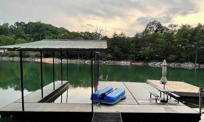 Rock Harbor Casa | New Remodeled Lakefront Home - Large Dock with Year Around Water!