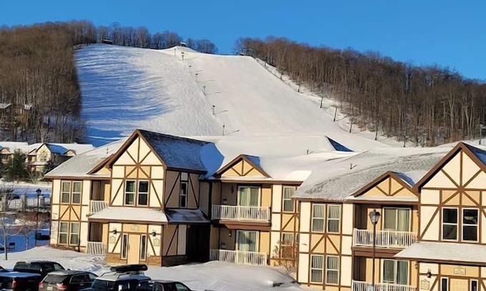Boyne Falls Chalet De Esquí | Mountain run at Boyne 2 bed, 2 bath