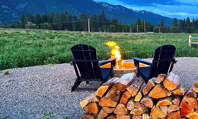 Columbia Falls Cabaña | NEW! Kindal Kottage-Columbia Falls MT-20 min to Glacier Natl Park & Whitefish!