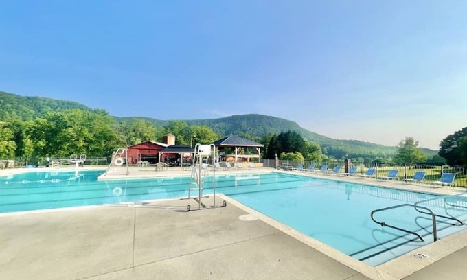 Cedar Rock Casa | Located inside a private and quite Golf Community close to popular attractions