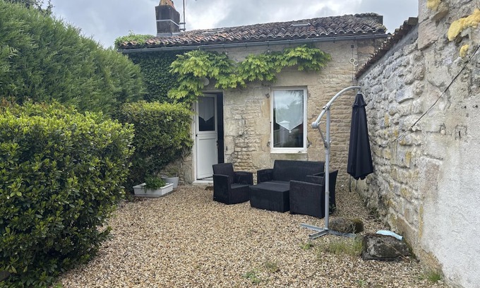 Saint-Pierre-de-Juillers Cabaña | Pretty One Bedroom Gite in tranquil rural location