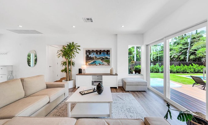 Victoria Park Casa | Centrally Located Heated Pool Lush Tropical Surrounding Oasis Key Resldences