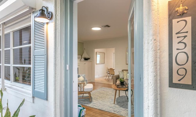 Lauderdale Beach Casa | Walk to Beach two Cottages Swimming Pool hot tub Surf and Sand Resldences
