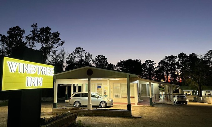 Grove Hill Cabina | Quiet Lodge, with FREE WIFI and FREE BREAKFAST. Pet friendly!