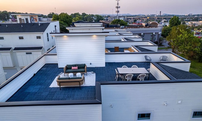 Whitebridge Casa | Sylvan Suites - 5 Rooftop Decks - Mins to Downtown