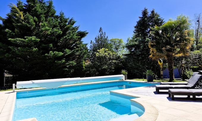 Neyron Casa | Maison Proche Lyon. 4 Chambres, Piscine, Baby Foot, Trampoline